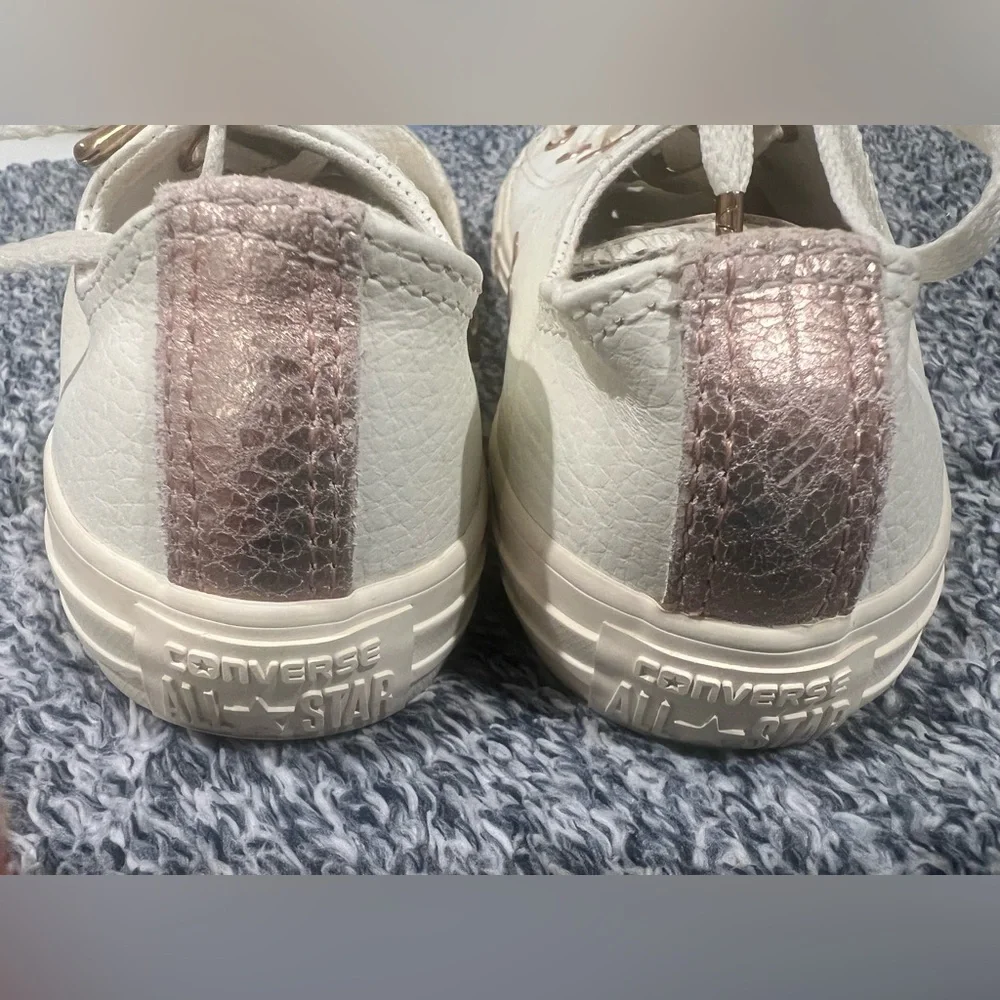 Converse chuck Taylor All Star/ Youth / Sneakers with Gold Accents